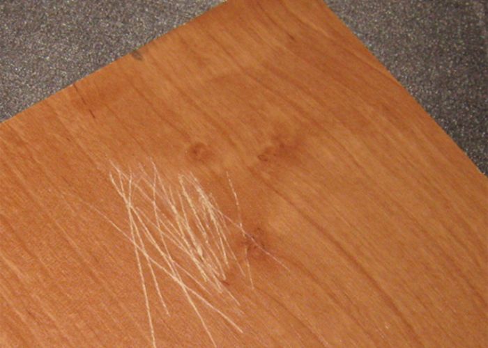 Lau đồ gỗ bằng gì để xóa vết cháy, vết xước trên bề mặt?