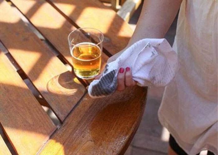 Cách lau chùi bàn ghế gỗ bằng bia 